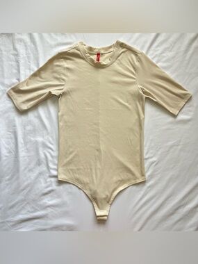 SPANX Suit Yourself Ribbed Short Sleeve Bodysuit Cream Beige Medium